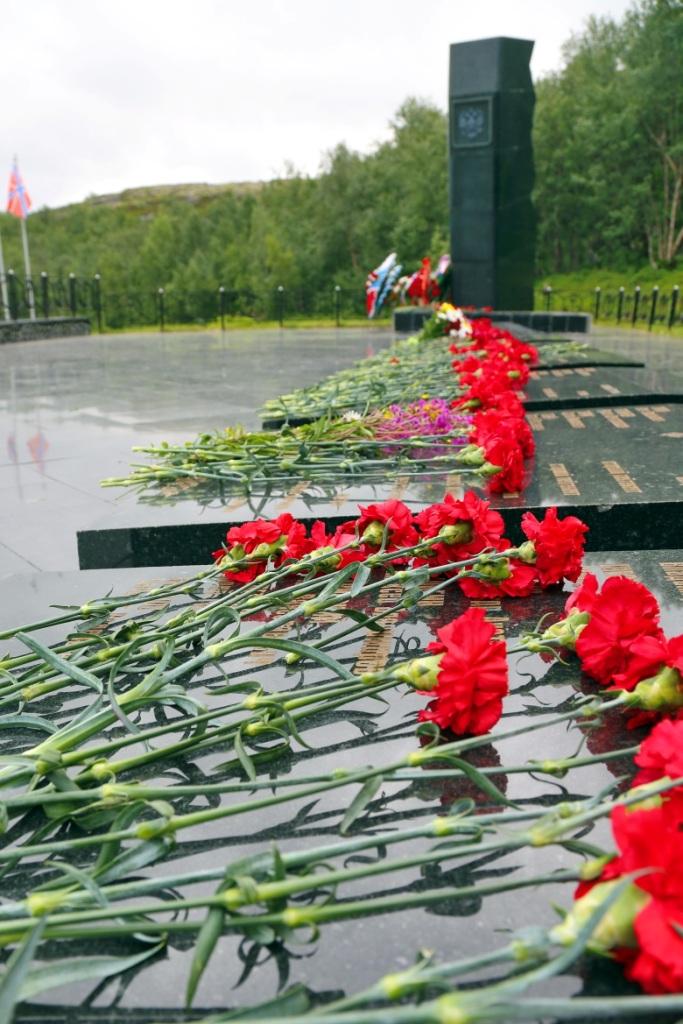 цветы у монумента АПРК К-141 "Курск" в Видяево цветы у монумента АПРК К-141 "Курск" в Видяево