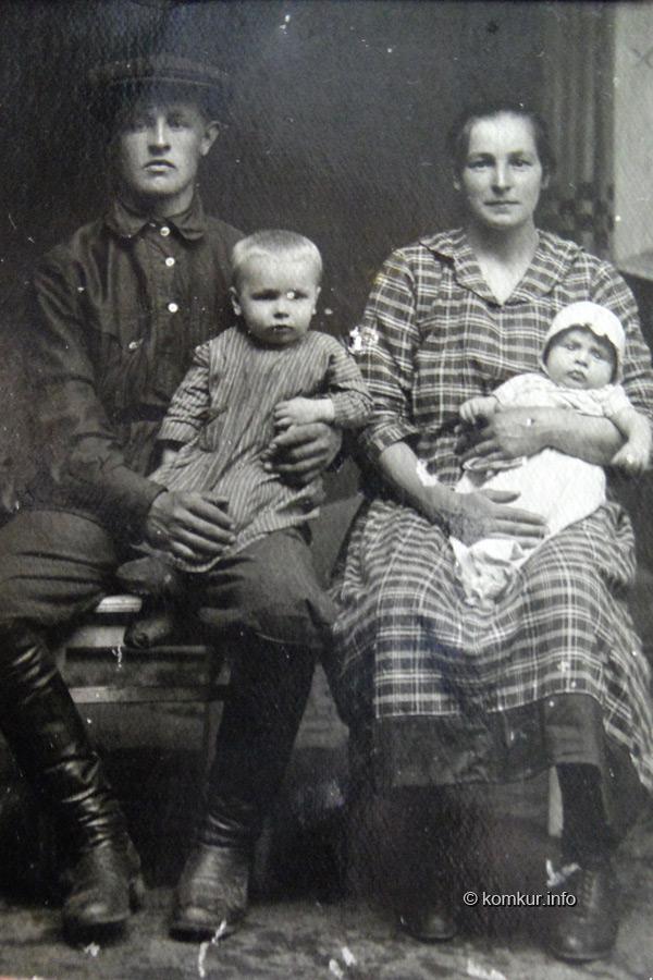 1930 год, Ваня на руках у мамы. Единственное сохранившееся довоенное фото.
